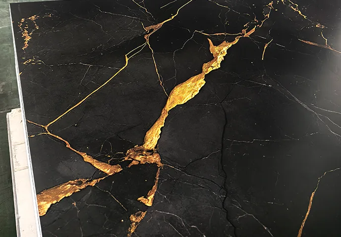 مزايا لوحة الحائط الكربونية الكريستالية.